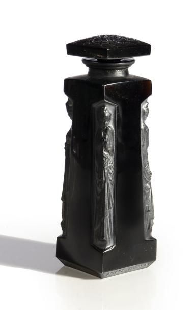 D'Orsay «Ambre» - (1920) Flacon en verre opaque noir pressé moulé de section cubique,...