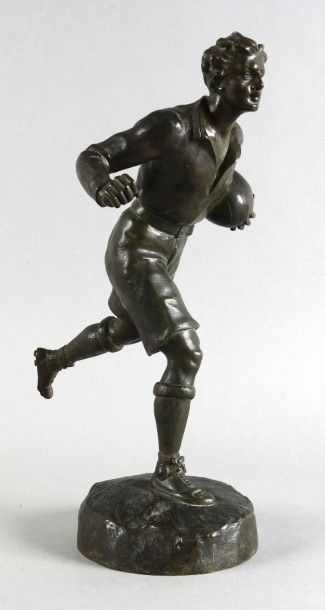 null Sculpture en bronze. «Le Rugbymen». Circa 1920. Superbe mouvement. Patine foncée....