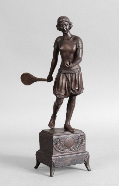 null Sculpture en régule. «Joueuse de Tennis». Signée L. Piedboeuf. Circa 1930. Hauteur...