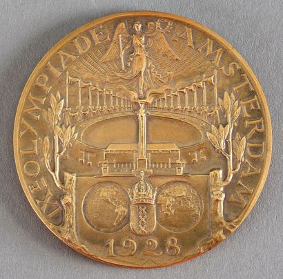1928. Amsterdam Médaille officielle de participant. En bronze doré. Graveur J.C....