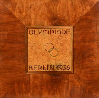 1936. Berlin Exceptionnelle table basse carrée à 4 pieds réunis par une tablette...