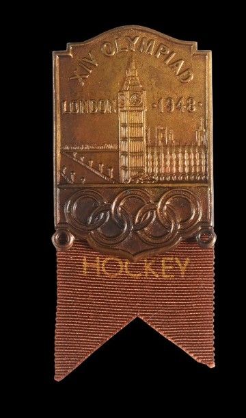 1948. Londres Badge officiel des athlètes, avec son ruban pour les épreuves de hockey...