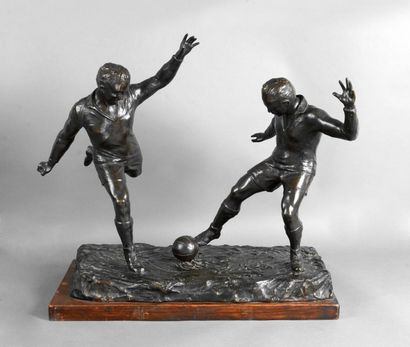 null Exceptionnelle sculpture en bronze sur socle bois. «Le Duel». Signée sur la...