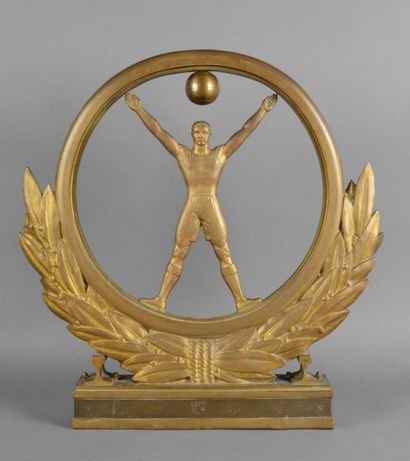 null Trophée en bronze vers 1930, signé P. Poisson (1876- 1953). Sculpteur français...