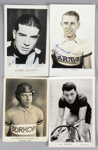 null Ensemble de 40 cartes postale de coureurs entre 1932 et 1938, certaines avec...