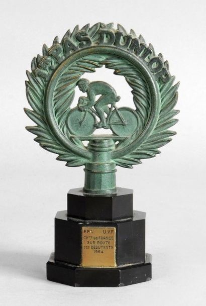 null Trophée du Championnat de France sur route des débutants 1954. Titre décerné...