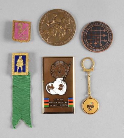 null Ensemble de 6 médailles ou badges des Championnats du Monde 1954-1955-1957-1961-1975...