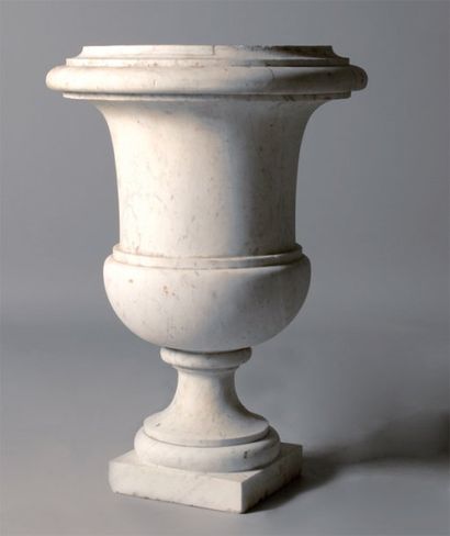 Vase Médicis de marbre de carrare. (Restaurations)....