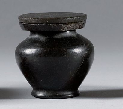 null Vase à kohol couvert à lèvre séparée et à panse piriforme. Pierre noire. Dépôt...