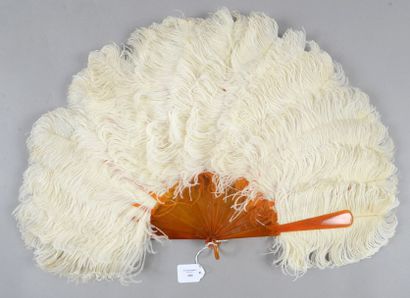 null Plumes blanches, vers 1890 Eventail en plumes d'autruches blanches. Monture...