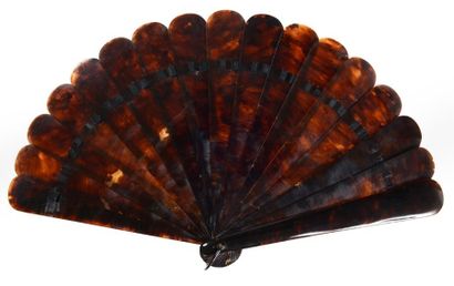 null Jaspe brune, vers 1890 Eventail de type brisé en écaille brune jaspée (spécimen...
