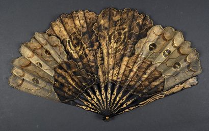 null Tutin, Papillon, vers 1900-1910 Eventail plié, feuille en tulle peint. Par sa...