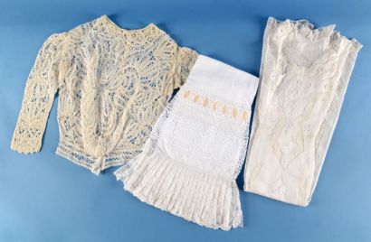 null Trois pièces du costume féminin, 1900-1905. - Une chemise de jour très finement...