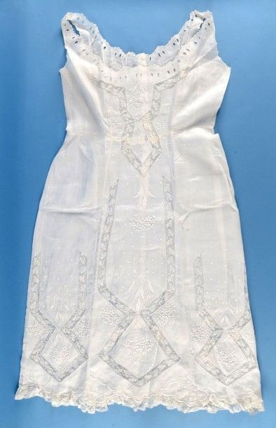 null Trois pièces du costume féminin, 1900-1905. - Une chemise de jour très finement...