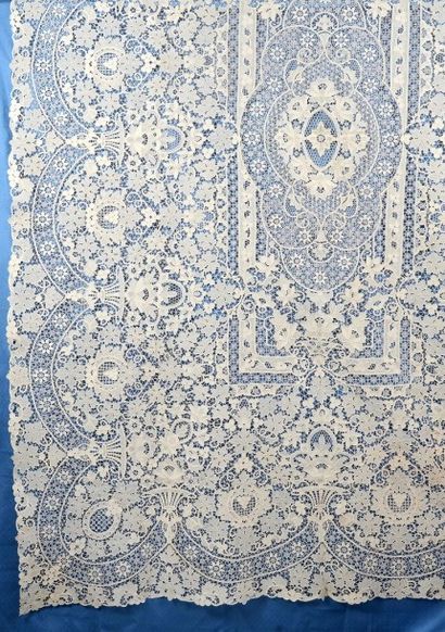 null Remarquable nappe, dentelle type Venise, avec ses douze serviettes, vers 1890-1910....
