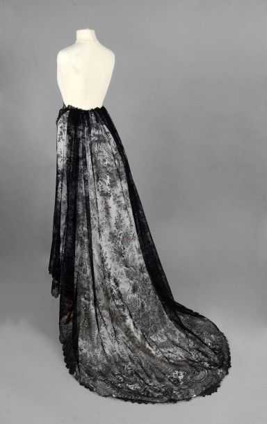null Rare jupe, appelée «robe de dessus», dentelle Chantilly ou Bayeux noire ombrée,...