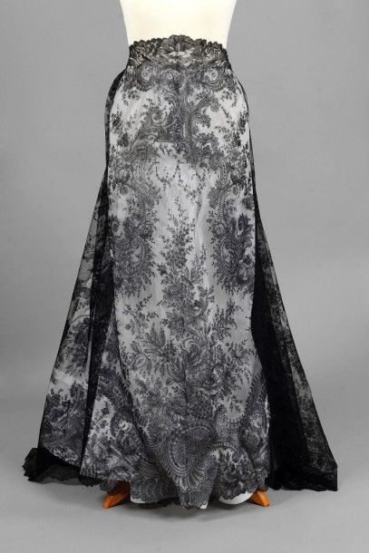null Rare jupe, appelée «robe de dessus», dentelle Chantilly ou Bayeux noire ombrée,...
