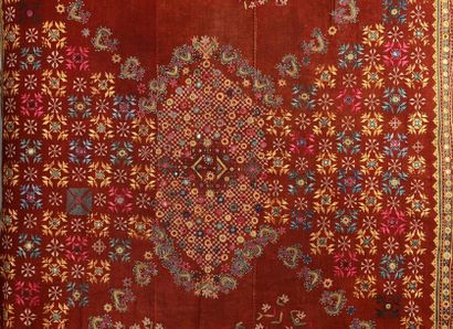 null Châle brodé, Inde, vers 1880-1930, toile de coton brique, décor de fleurs, oiseaux...