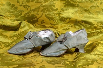 null Paire chaussures de dame, fin de l' époque Louis XV, en satin jaspé bleu ciel...