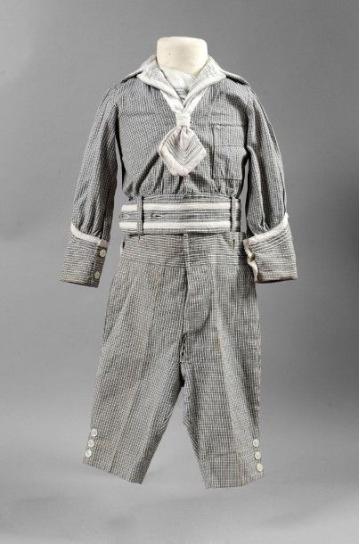 null Costume marin de garçonnet, vers 1900, en coton quadrillé noir et blanc; vareuse...