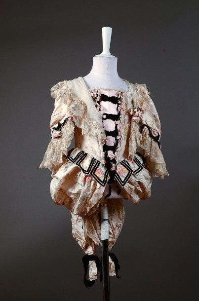 null Costume de travestissement de fillette griffé Marie Muelle, costumière de l'Opéra-comique,...