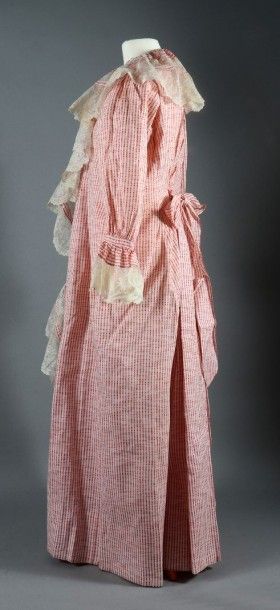 null Robe d'intérieur, vers 1900, en toile de coton rayée crème et rose mouchetée...