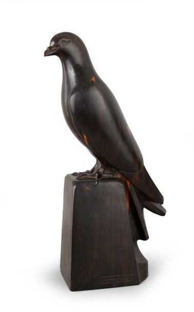 M. ROBERT (XXe siècle) 
Pigeon ramier.
Ebène de macassar, taille directe.
H.: