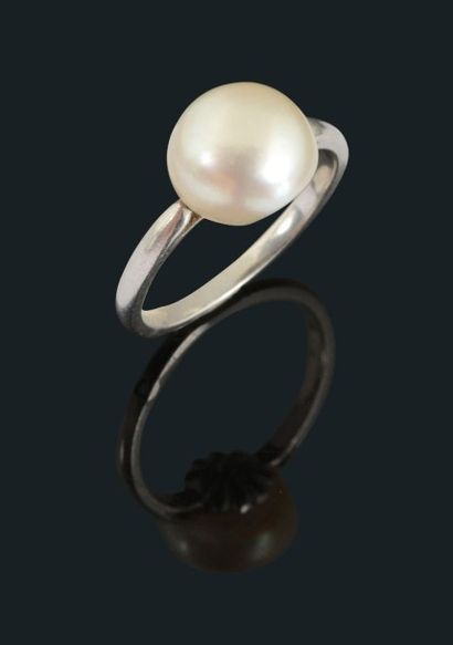 null Bague en platine, ornée d'une perle fine bouton blanc crème. Dimensions: 8,9...