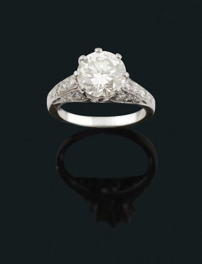 null Bague en or gris 18K (750° / °°), ornée d'un diamant de taille brillant pesant...