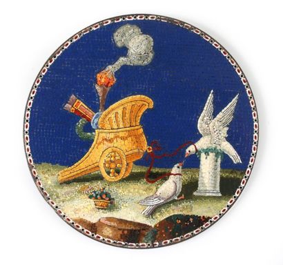 ATELIER DE GIACOMO RAFFAELLI (attribuée à) 
Plaque ronde en cuivre ornée d'une micromosaïque...