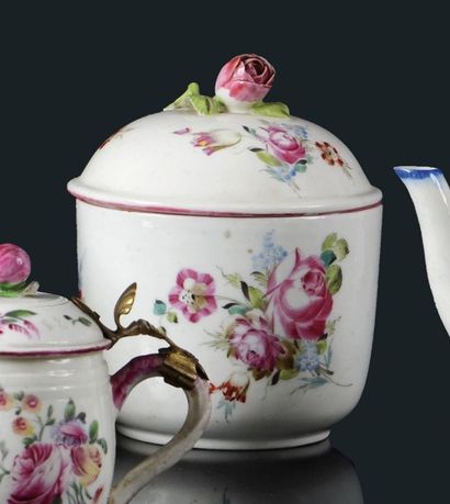 MENNECY 
Pot à sucre couvert en porcelaine tendre à décor polychrome de bouquets...