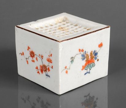 MEISSEN 
Sablier carré en porcelaine à décor polychrome dans le style Kakiemon de...