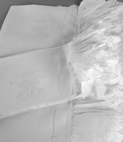 null Trois taies d'oreillers brodées, seconde moitié du XIXe siècle, linon blanc,...