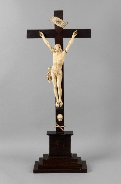 null Crucifix avec grand Christ en ivoire, tête levée vers le ciel, yeux et bouche...