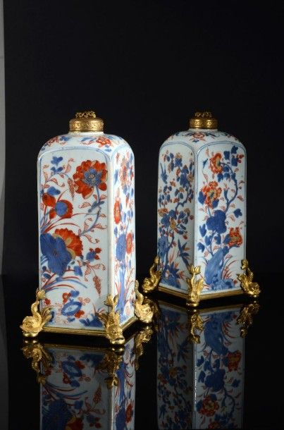 CHINE 
Paire de flacons à section carrée en porcelaine à décor bleu, rouge et or...