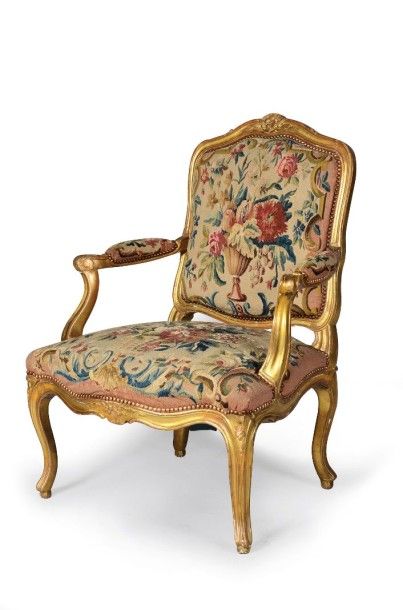 null SUITE DE SIX FAUTEUILS A LA REINE en bois doré et redoré, mouluré et sculpté,...