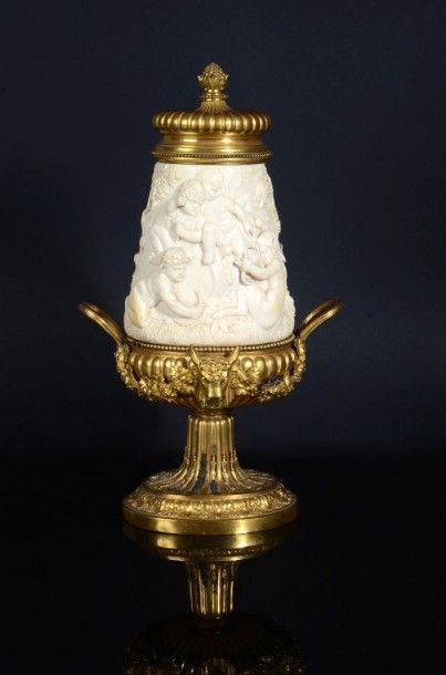 null Vase couvert en ivoire (spécimen réalisé dans de l'ivoire d'Elephantidae spp...