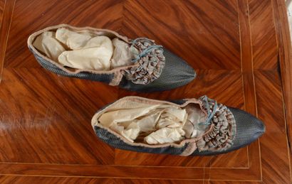null Paire de chaussures de dame, époque Louis XVI, petit façonné soie à pois, bleu...
