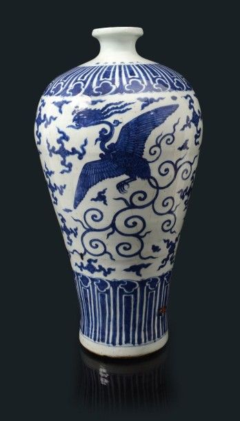 null Important vase de forme ?'meiping'' 
En porcelaine blanche décorée en bleu de...