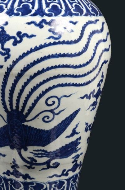 null Important vase de forme ?'meiping'' 
En porcelaine blanche décorée en bleu de...