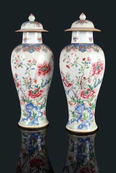 CHINE 
Paire de vases balustre couverts en porcelaine à décor polychrome des émaux...