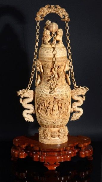 null Très important vase couvert en ivoire, de forme balustre, la panse ornée de...