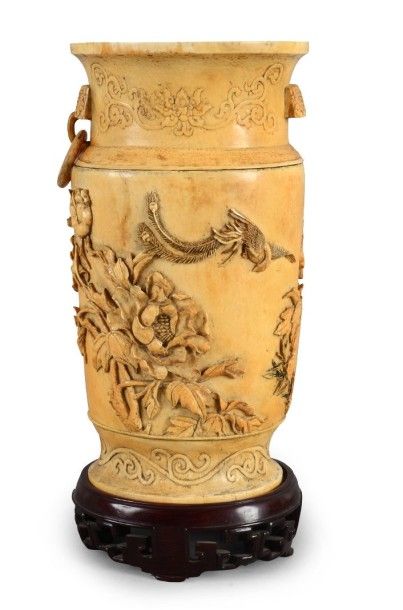 null Vase en ivoire à patine jaune, de forme balustre, le corps décoré en léger relief...
