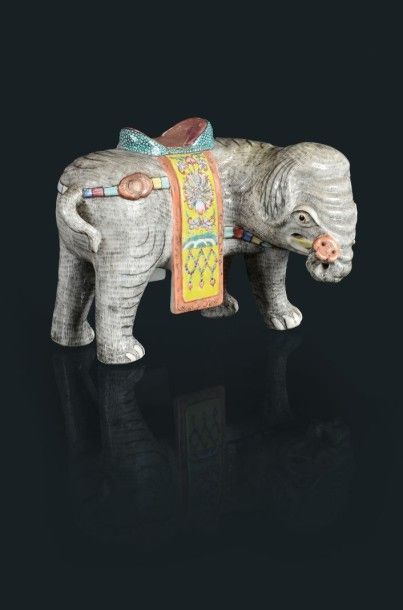 CHINE Sujet en porcelaine à décor d'émaux polychromes, représentant un éléphant debout...