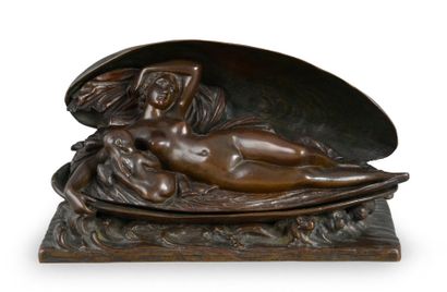 James PRADIER (1790 - 1852) d'après 
La naissance de l'Amour.
Bronze à patine brune.
H.:...