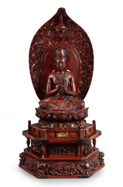 null Important sujet en bois laqué rouge, Bouddha assis en padmasana, la mandorle...