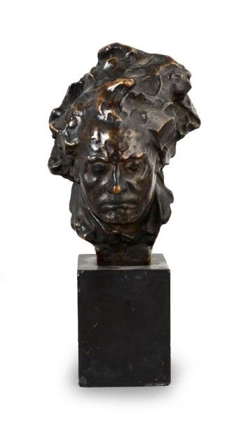 Alfredo PINA (1883-1966) 
Tête de Beethoven
Bronze, sur un socle de marbre noir
H.:...