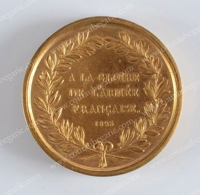 null LOUIS-ANTOINE, duc d'Angoulême. 
Boîte en forme de médaille, ornée sur le couvercle...