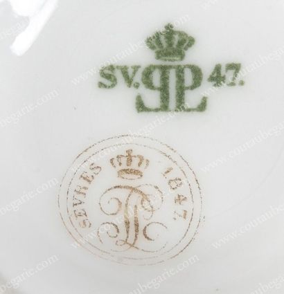 HENRI, prince d'Orléans, duc d'Aumale (1822-1897) 
Tasse à thé, en porcelaine blanche,...