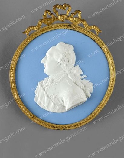 LOUIS XVI, roi de France 
Grand médaillon à suspendre, de forme ronde, en Wedgwood,...